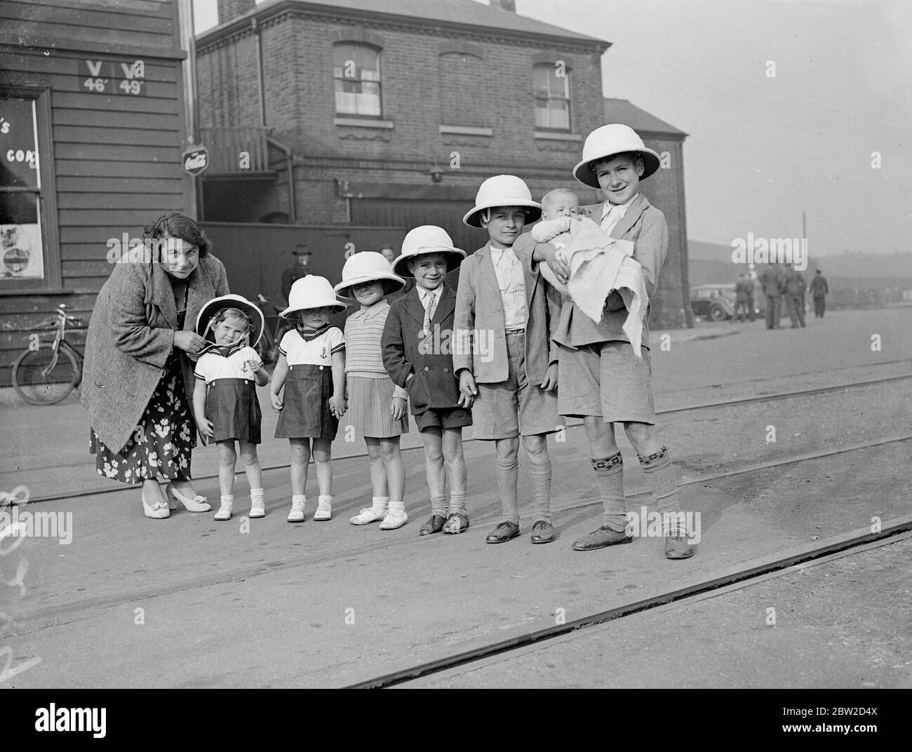 Le plus grand contingent d'officiers et d'hommes de la Royal Air Force qui n'ont jamais été envoyés à l'étranger dans un navire dans le cadre du programme de trooping ordinaire, a quitté Southampton sur le navire Nevassa pour être dispersé sur diverses unités en Irak, en Inde, Aden, Khartoum et sont Malte. Le personnel de la Force aérienne voyageant sur la Nevassa compte environ 1000 personnes, beaucoup d'hommes étant accompagnés par les familles pour compléter le navire. Normalement, les transports sont également partagés par l'Armée de terre et la Marine. Photos: La plus grande famille sur le bateau: Mme Hunking a sept enfants qui vont rejoindre le bateau Banque D'Images