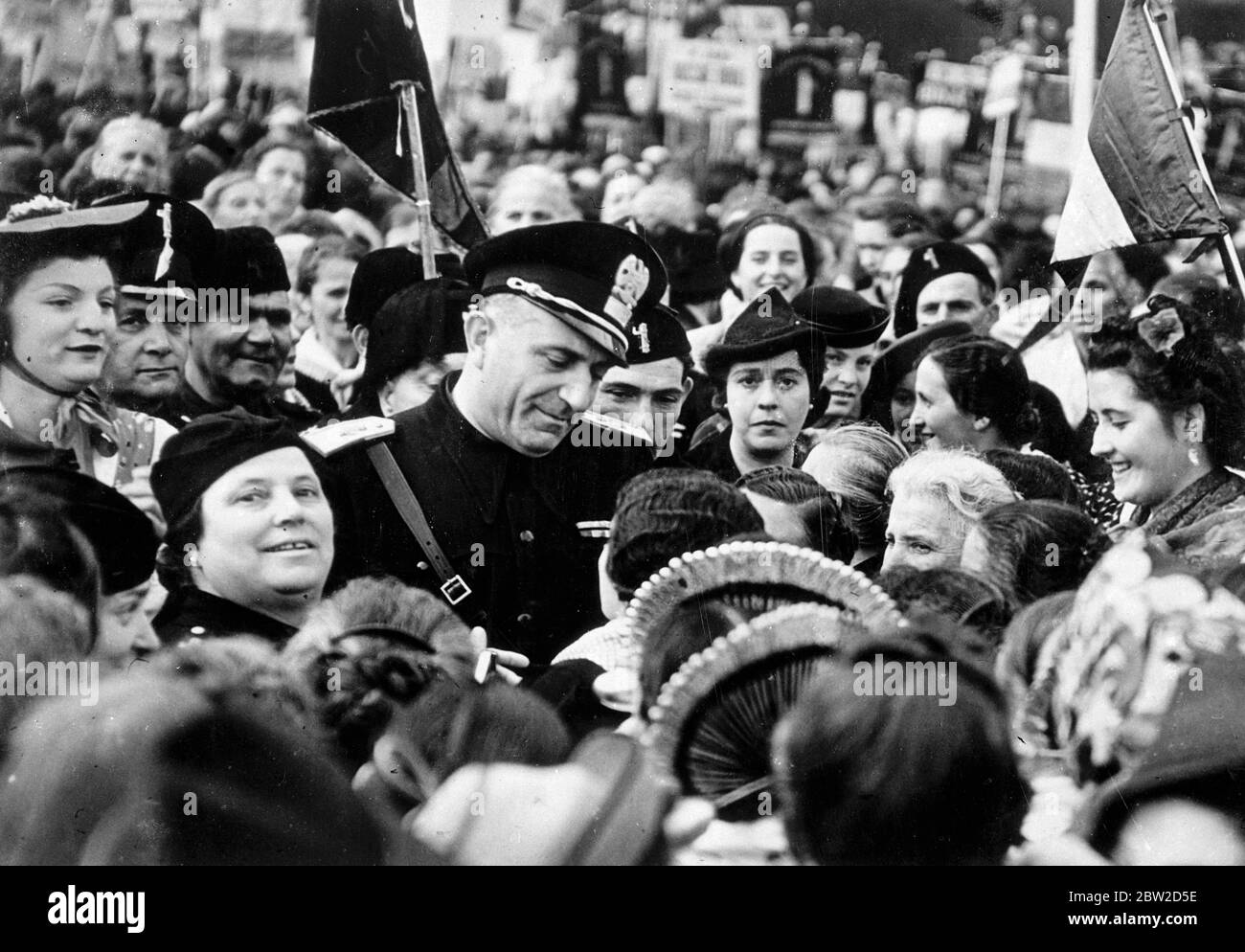 Commendatore Rena Parenti, chef de l'organisation fasciste en Lombardie, Italie, entouré de femmes partisans lorsqu'il a assisté au Festival annuel des femmes fascistes à Monza, Lombardie. 26 octobre 1938 Banque D'Images