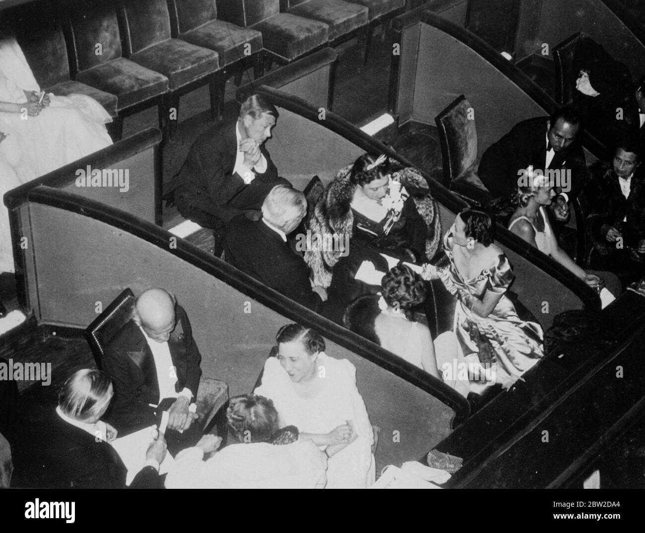Le duc et la duchesse de Windsor, du Prince Edward VIII et de Wallis Simpson, à la première du film Katie au Théâtre Marivaux à Paris . Octobre 1938 Banque D'Images
