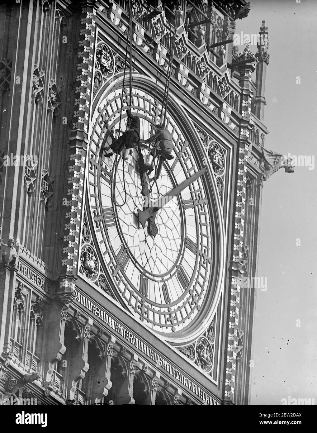 Big Ben se lave le visage pour préparer l'ouverture du Parlement le mois prochain. Le travail prendra une semaine. La dernière horloge célèbre avait un lavage et un pinceau avant le Coronation en mai de l'année dernière. Photos : les femmes de ménage travaillent sur le visage de Big Ben. 26 octobre 1938 Banque D'Images