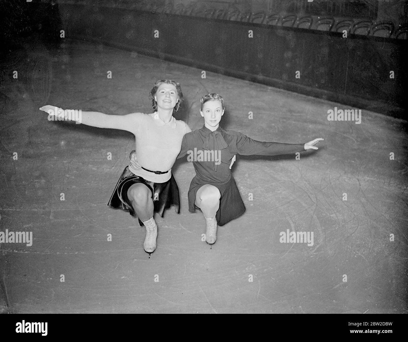 Belita Joseph Turner, patineuse olympique britannique de 14 ans, pratique en finale au Queen's Ice Cap Club de Bayswater, Londres, avant de partir pour Hollywood mercredi prochain pour prendre une part importante dans une nouvelle photo. Belita a récemment créé un STIR lorsqu'elle est apparue à Paris au Mogador Theatre. Photos: Belita pratiquant avec Cecilia Colledge, qui s'entraîne pour défendre son titre de patinage britannique. 24 octobre 1938 Banque D'Images