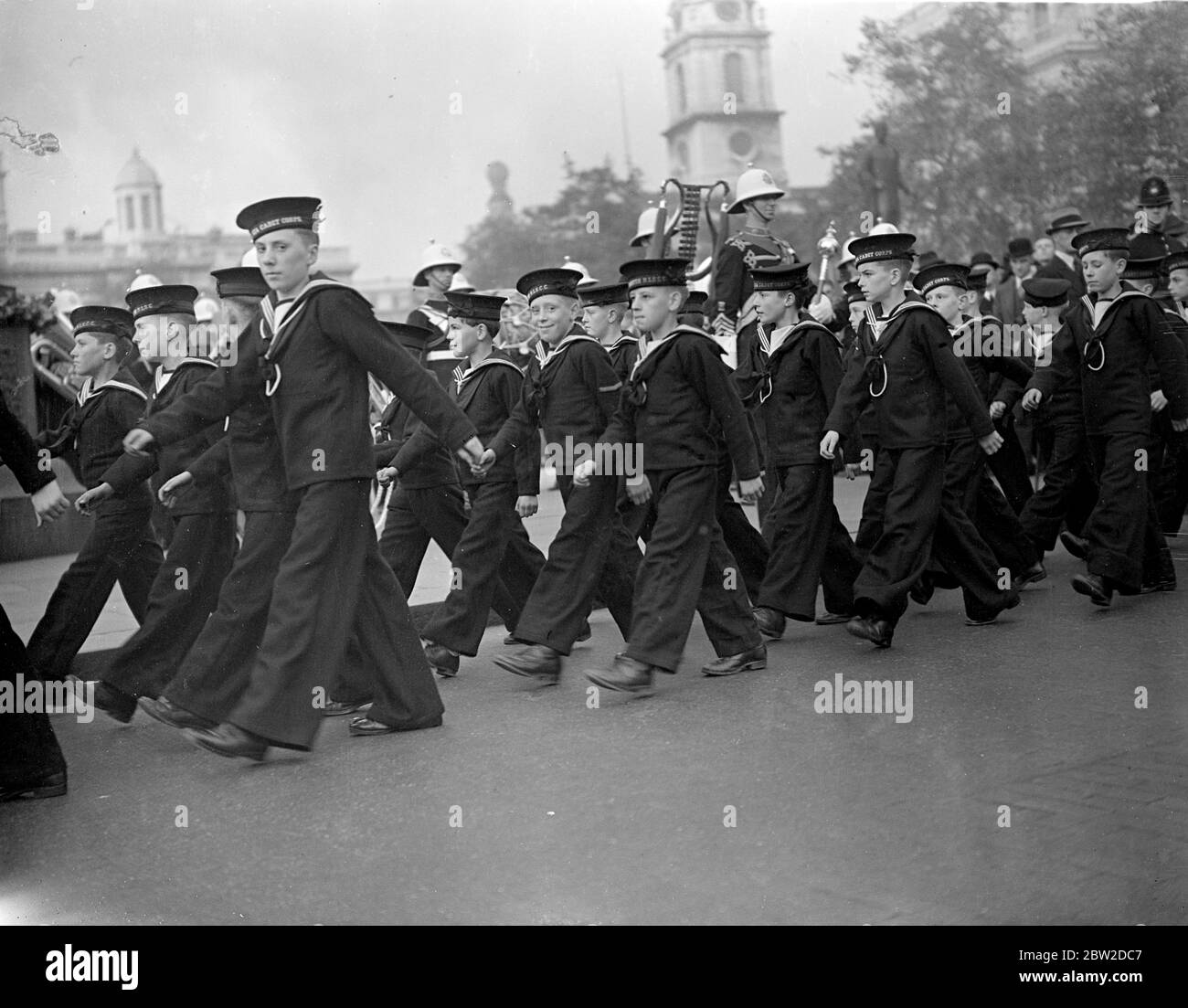 2000 cadets de la Marine League massés à Trafalgar Square pour un service de batteur dirigé par le doyen de Westminster, le révérend droit, Mgr Paul de Labilliere. Un mars passé suivi, le salut étant n pris par l'amiral Sir Edward Evans (Evans du cassé). Le service, organisé par la Ligue navale, était pour la commémoration et l'action de grâce en relation avec le jour de Trafalgar. Spectacles de photos : cadets de la petite compagnie qui se sont emparés en mars de l'amiral Sir Edmund. 23 octobre 1938 Banque D'Images