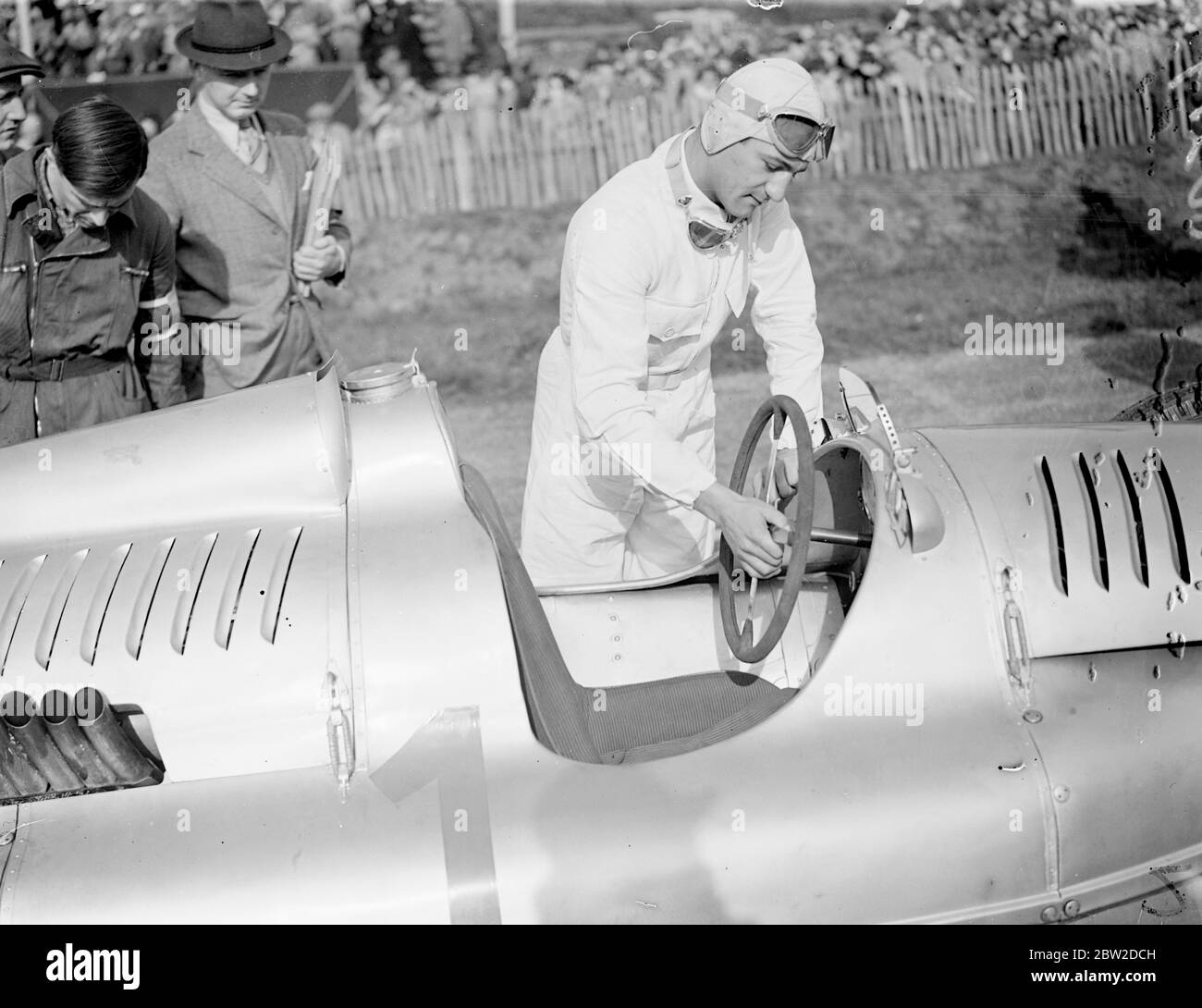 Avec les Allemands comme favoris, le Grand Prix international de 250 miles a été dirigé au-dessus du parcours de Donington Park, Derby, Leicestershire. Photos montre: HP Muller, Auto Union, en mettant sur son volant pour la course. 22 octobre 1938 Banque D'Images