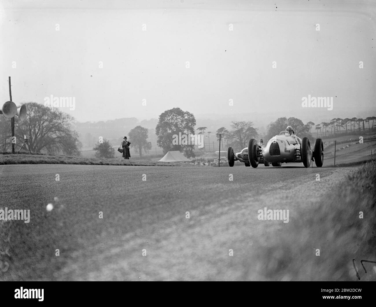 Avec les Allemands comme favoris, le Grand Prix international de 250 miles a été dirigé au-dessus du parcours de Donington Park, Derby, Leicestershire. Photos: R Hass, Auto Union, leader R Caracciola, Daimler Benz. 22 octobre 1938 Banque D'Images