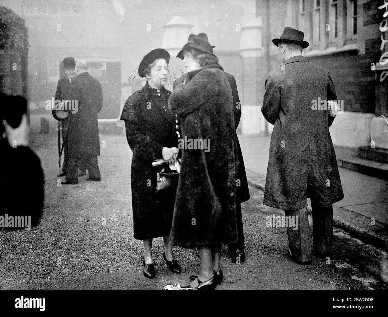 L'histoire de la façon dont le docteur Disney Hubert Cran de Holland Park Avenue, s'est suicidé devant elle après qu'il ait menacé à plusieurs reprises de prendre sa vie, a été racontée par Margaret Gurney, secrétaire du docteur pendant 10 ans, quand l'enquête a eu lieu au tribunal du coroner de Paddington. Le docteur Cran, mari de Miss Peggy Cochrane, une chanteuse du groupe Jack Payne, est décédé après avoir injecté une drogue dans son bras avec une seringue hypodermique. Photos: Margaret Gurney après l'enquête. 24 octobre 1938 Banque D'Images