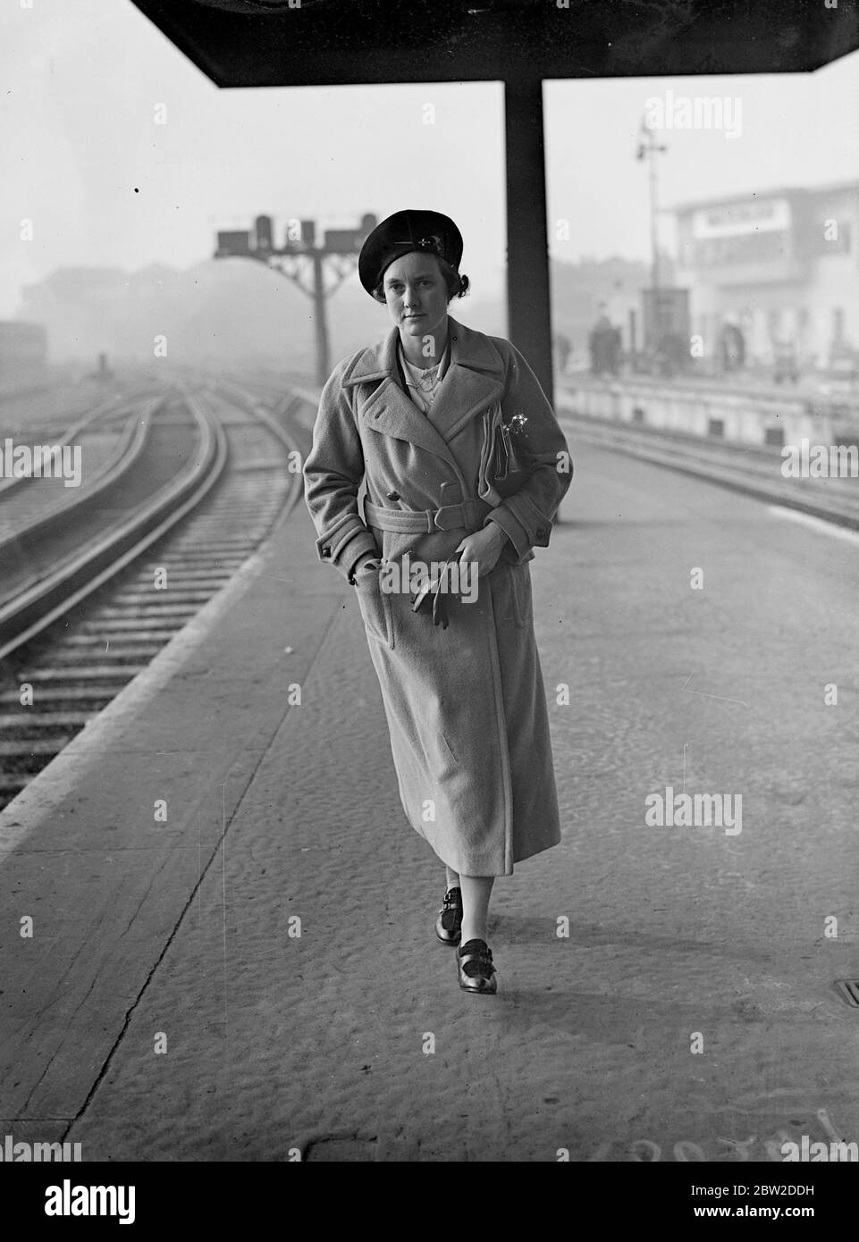 L'honorable Joan Hill Wood a quitté la gare de Waterloo sur le train de Brême, notamment pour juger des essais sur le terrain des Américains Labrador à long Island, aux États-Unis. La photo montre l'honorable Joan au départ de Waterloo. 23 octobre 1938 Banque D'Images