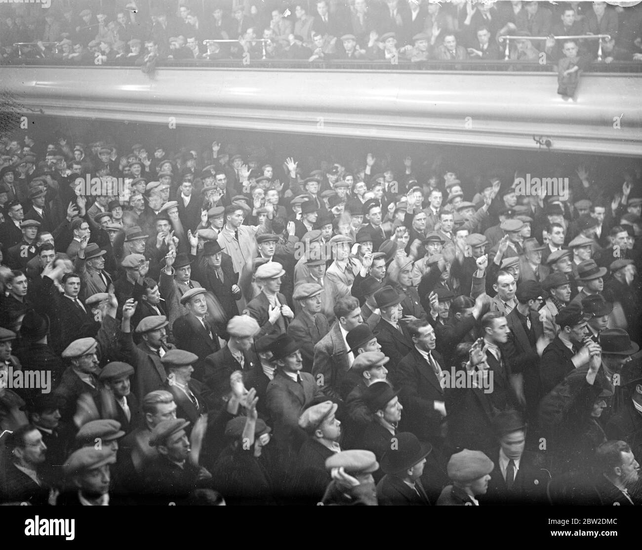 Une décision de retour au travail a été prise par les grévistes de chemin de fer de Londres lors d'une réunion de masse à Prince of Wales Baths, à Kentish Town, Londres. La réunion a été appelée à examiner les conseils donnés aux hommes par l'exécutif national de l'Union nationale des chemins de fer pour reprendre leurs fonctions dès que possible. Photos : vue générale de la réunion. 15 octobre 1938 Banque D'Images