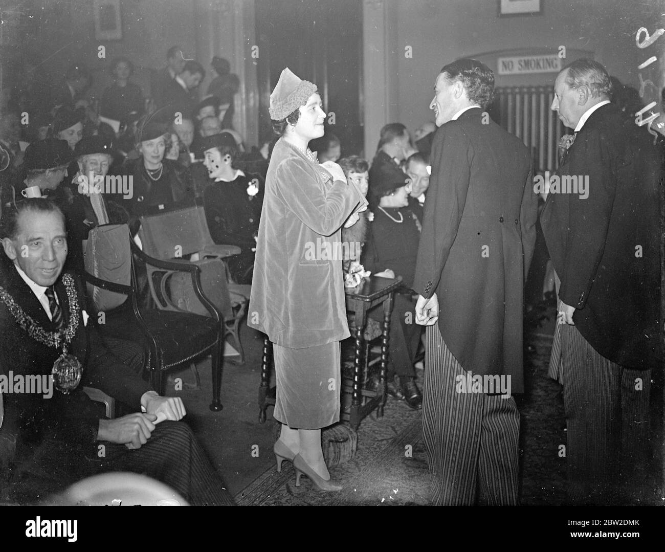Queen Royal Academy of Dramatic Art la Reine a visité l'Académie royale d'art dramatique de Malet Street, Bloomsbury, lorsqu'une performance spéciale a été donnée par les étudiants pour le Prix Kendal. Photos, la Reine parlant avec M. Hugh Miller . 18 novembre 1937 Banque D'Images