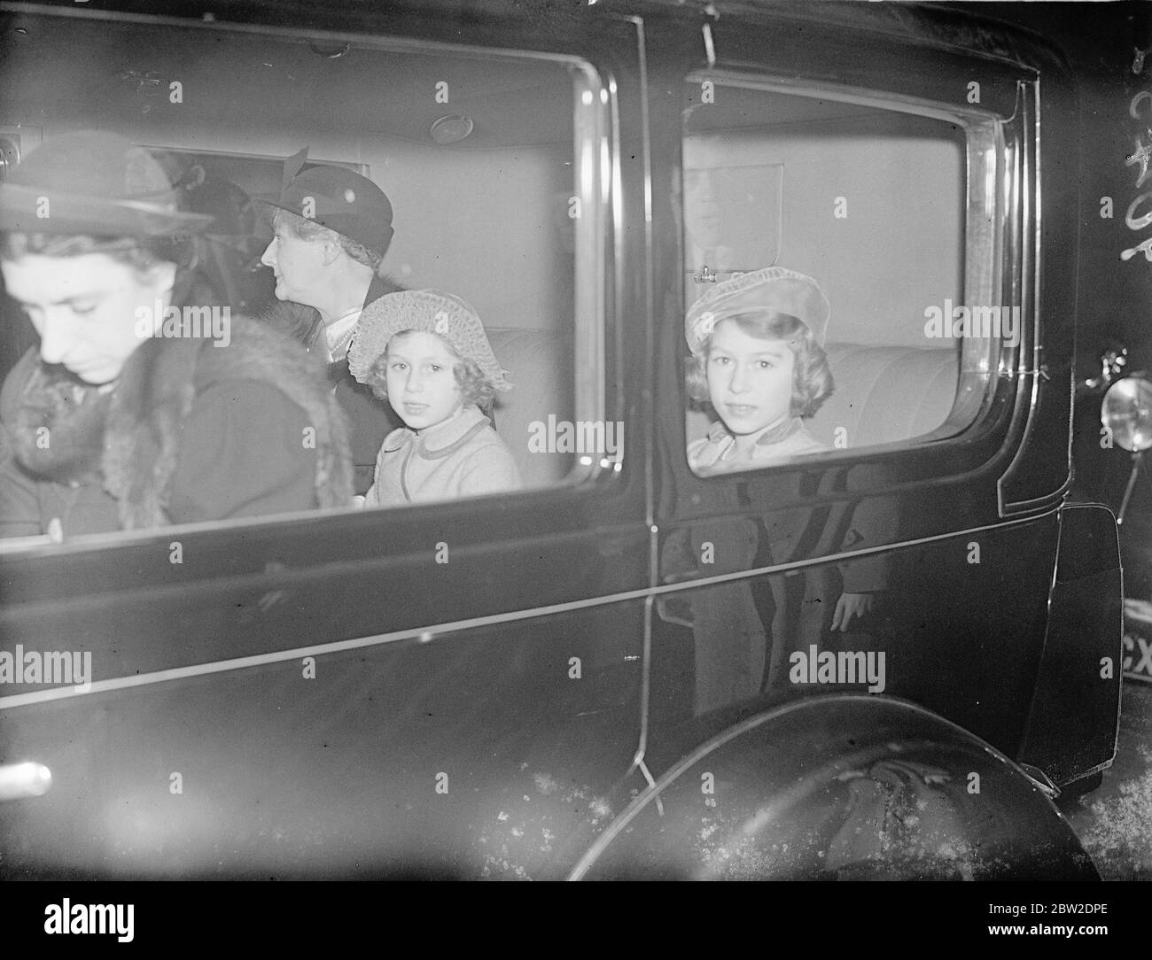 Les princesses retournent à Londres depuis Calais. La princesse Elizabeth et la princesse Margaret Rose sont arrivées à la gare d'Euston, à Londres, après les vacances au château de Glamis avec leurs grands-parents, le comte et la comtesse de Strathmore. Expositions de photos, la princesse Elizabeth et la princesse Margaret Rose, en voiture loin d'Euston. 19 octobre 1937 Banque D'Images