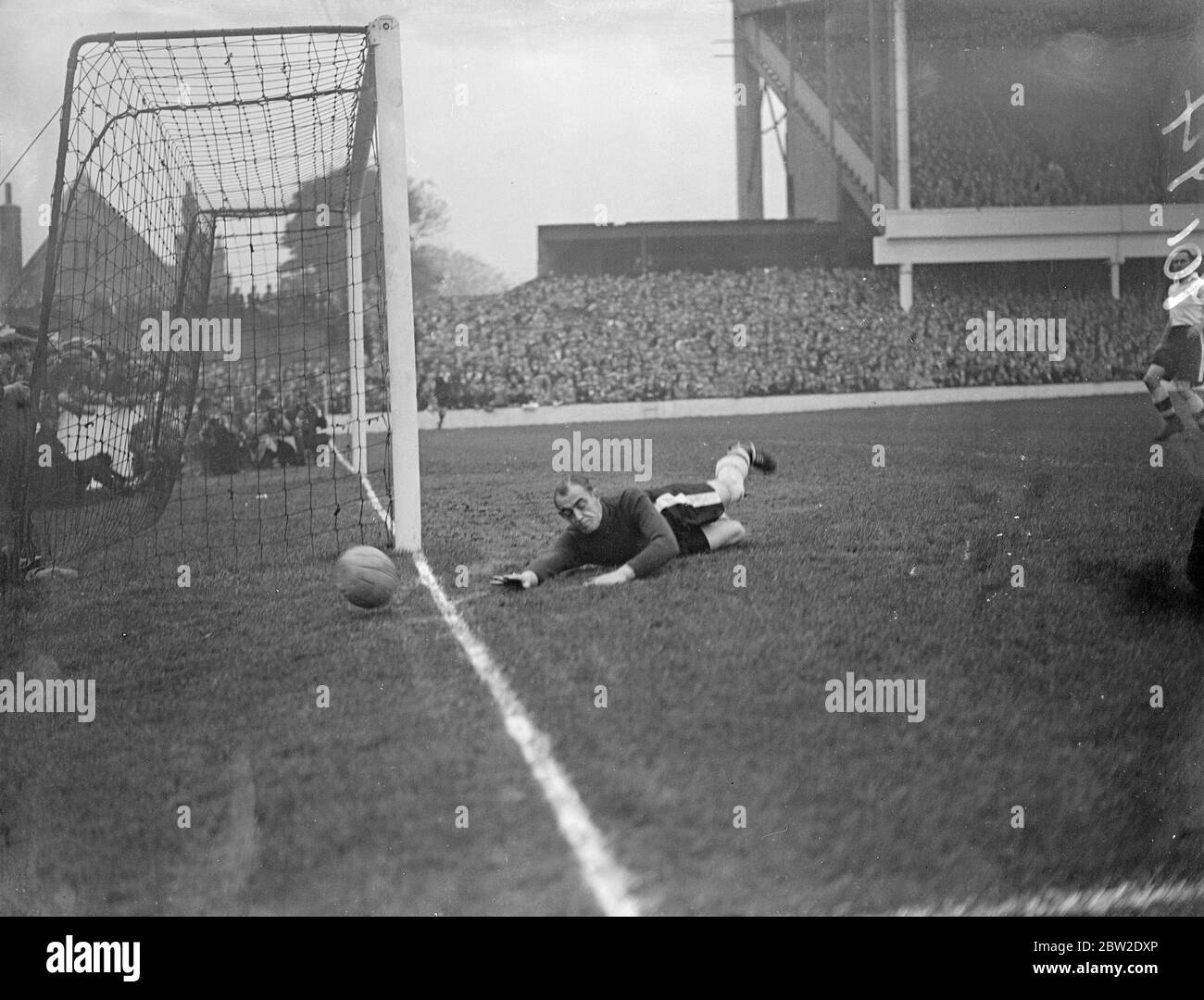 Une foule de spectateurs regardaient West Ham faire bataille avec Seven à Upton Park. Un grand intérêt s'est porté sur le Français Fenton, 18 ans, qui avait été choisi pour mener l'attaque du Ham occidental. Faites des économies avec le gardien de but Fulham. 9 octobre 1937. Banque D'Images