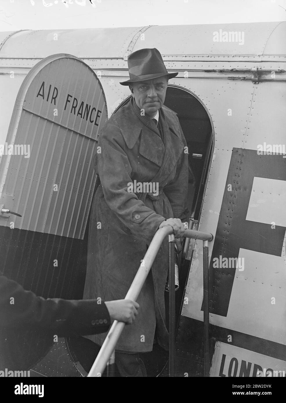 William Powell part pour de nouvelles vacances sur le continent. William Powell, l'acteur de Hollywood, a quitté Croydon par avion pour de nouvelles vacances sur le continent après sa visite 'secrett' à Londres. Après ses vacances, Powell retourne à Hollywood pour faire plusieurs autres films de la série « Thin Man ». Spectacles de photos, William Powell entrant dans l'avion à Croydon. 19 octobre 1937 Banque D'Images