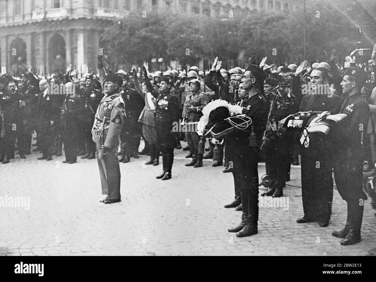 Le salut de Signor Mussolini comme corps de Marchese Marconi a quitté l'Académie royale, Rome. Le corps du Marchois Marconi, pionnier de la radio, a été pris de l'Académie royale, où il était couché dans l'État, le long de la foule bordées de 3 miles de route à la basilique de Santa Maria delle Angele, Rome pour un enterrement d'État. Le corps a été enterré dans la voûte familiale de Bologne. 24 juillet 1937 Banque D'Images