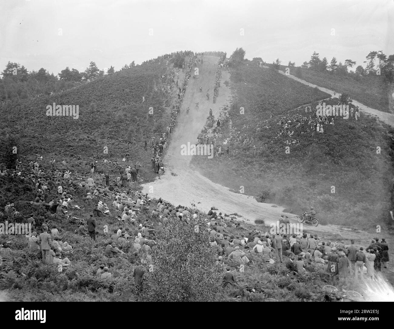 Vue générale des coureurs de la classe illimitée prenant la Red Road Hill pendant l'essai. Pendant la ruée de wilde du club de moto Bayswater a vécu à son nom quand plusieurs cavaliers, dans une vague de poussière, sont sortis de la commande à une colline d'essai escarpée et ont chargé la foule, heureusement sans blessure. 25 juillet 1937 Banque D'Images