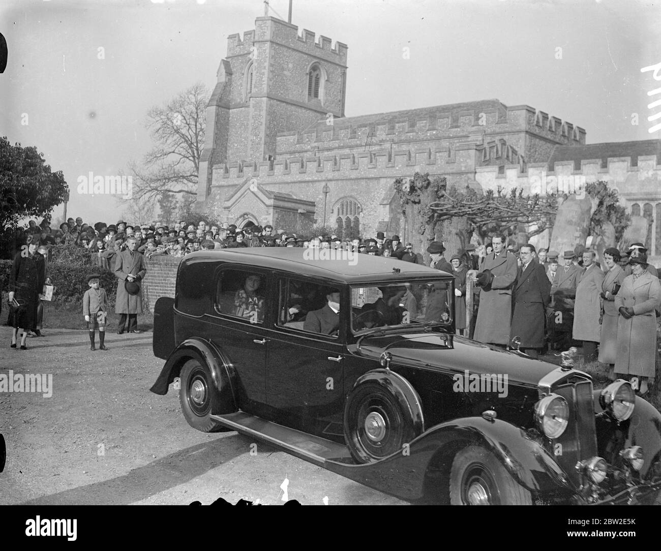 Roi et reine assistent à un service divin à l'église du village de Hertford. Le roi et la reine ont assisté au service Divin de l'église de tous les Saints, St Pauls, Walden Bury, le village de Hertfordshire près de la naissance de la reine. Pendant l'entretien. La Reine a dévoilé une tablette commémorant le couronnement et donnant des détails sur son lien avec l'église où elle a été baptisée. C'était sa première visite au village depuis qu'elle a été couronnée. Spectacles de photos, le roi et la reine passant sous un orme majestueux et ardu alors qu'ils quittèrent l'église du village de 'tous les Saints' à St Paul Walden Bury, Hertfordshire. Spectacle de photos Banque D'Images Roi et reine assistent à un service divin à l'église du village de Hertford. Le roi et la reine ont assisté au service Divin de l'église de tous les Saints, St Pauls, Walden Bury, le village de Hertfordshire près de la naissance de la reine. Pendant l'entretien. La Reine a dévoilé une tablette commémorant le couronnement et donnant des détails sur son lien avec l'église où elle a été baptisée. C'était sa première visite au village depuis qu'elle a été couronnée. Spectacles de photos, le roi et la reine passant sous un orme majestueux et ardu alors qu'ils quittèrent l'église du village de 'tous les Saints' à St Paul Walden Bury, Hertfordshire. Spectacle de photos Banque D'Images