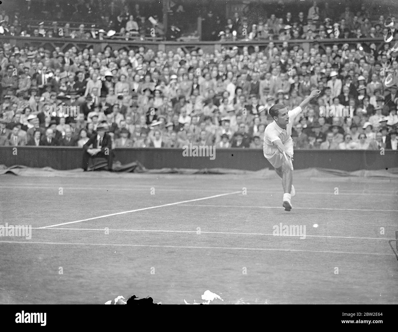 Bunny Austin en jeu au match, où H.W (Bunny) Austin, de Grande-Bretagne, a pris les deux premiers ensembles de Frank Parker dans le premier match entre l'Angleterre et l'Amérique dans le défi de la coupe Davis à Wimbledon. 24 juillet 1937 Banque D'Images