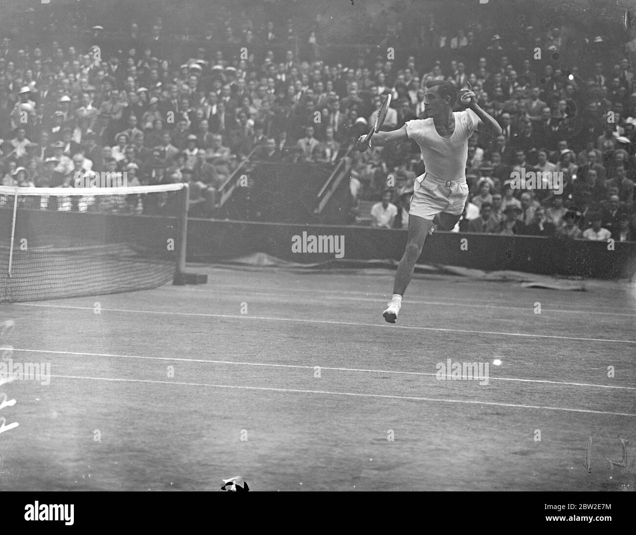 Frank Parker en action au match, où H.W (Bunny) Austin, de Grande-Bretagne, a pris les deux premiers ensembles de Frank Parker dans le premier match entre l'Angleterre et l'Amérique dans le défi de la coupe Davis à Wimbledon. 24 juillet 1937 Banque D'Images