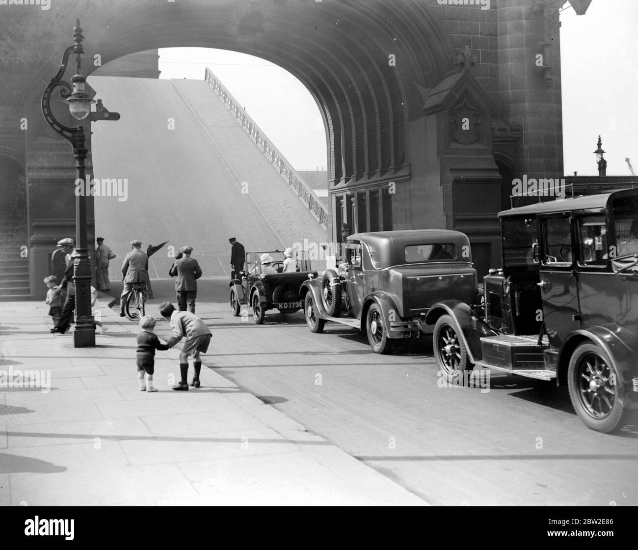 Pont de la tour relevé. Voitures et vélos en attente. Londres 1933 Banque D'Images