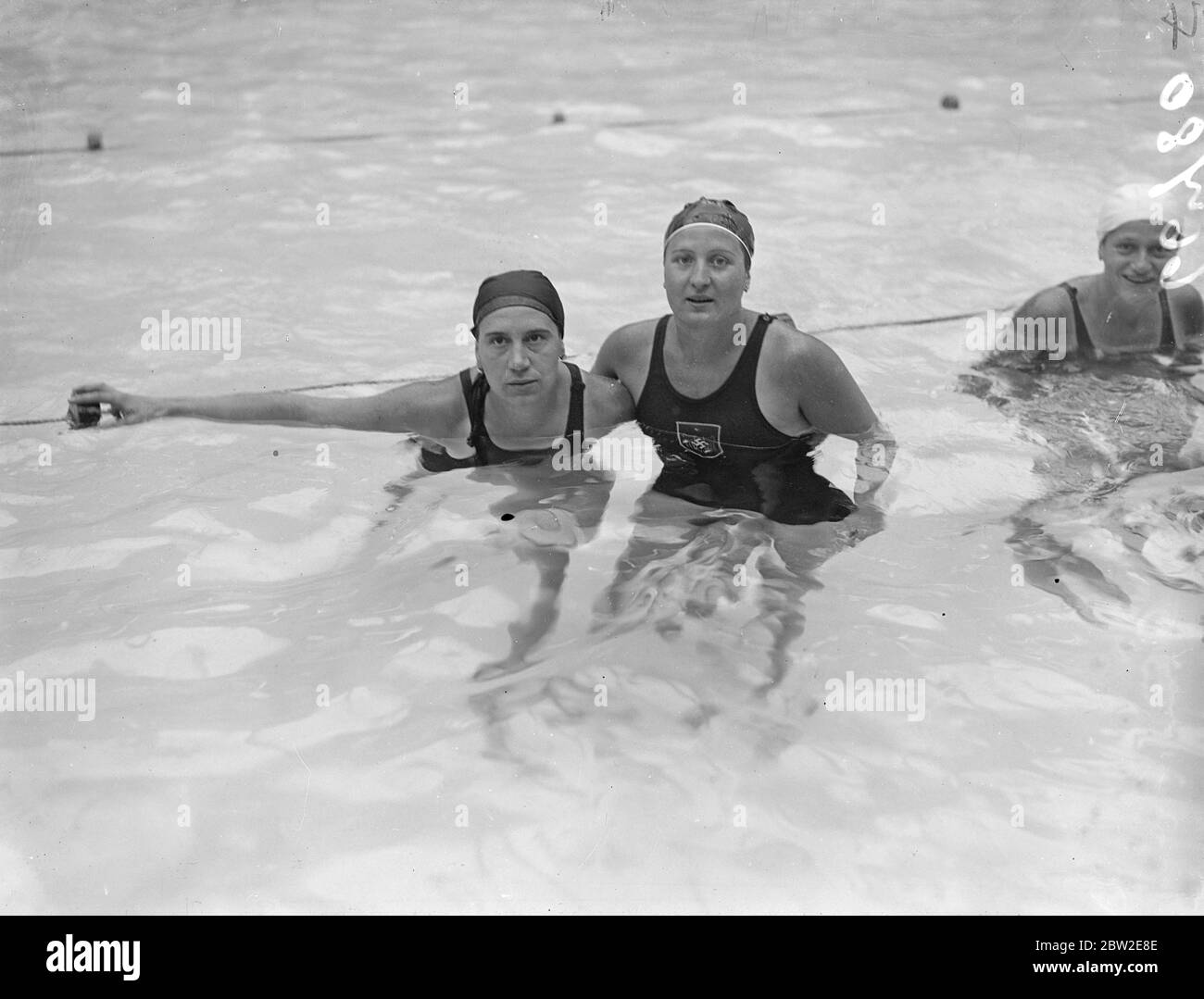 L'équipe allemande de nageurs et de plongeurs qui rencontreront l'Angleterre en résumé des épreuves de plongée et de water-polo à Wembley. Annie Stolte et Trude Wollschlager sont à la piscine de Wembley. 23 juillet 1937 Banque D'Images