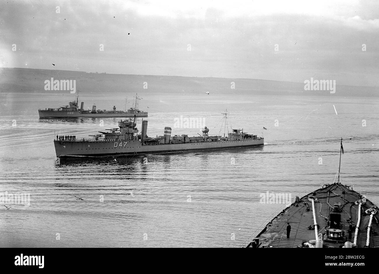 Exercices de la flotte de l'Atlantique dans le Moray Firth. HMS Gabbard (D.47) et HMS Wakefield (H88) passant la bowes de H.M.S. Répulsion . 10 octobre 1928 Banque D'Images