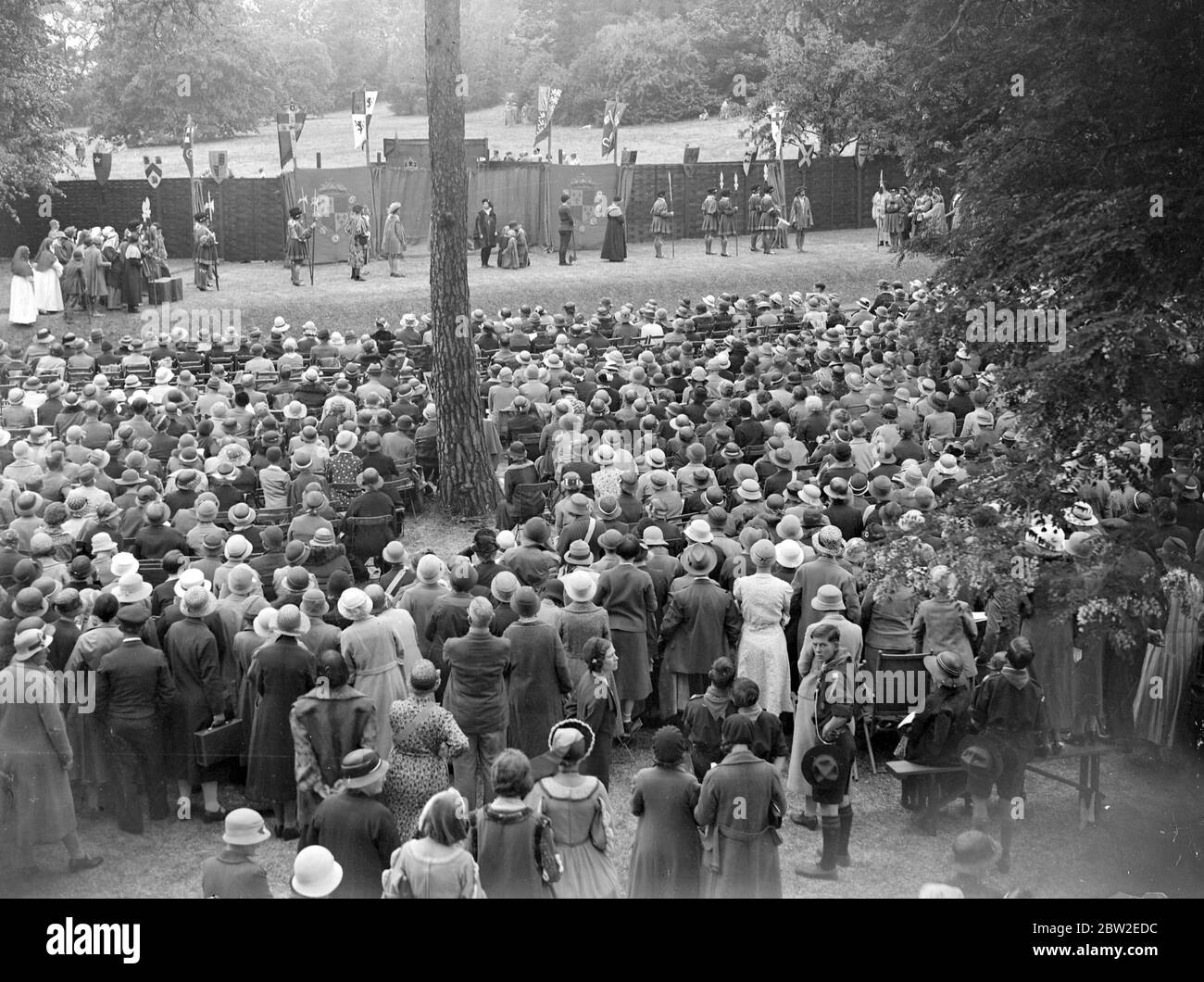 Les foules se rassemblent pour assister au jeu de pagent de Farningham. 1934 Banque D'Images