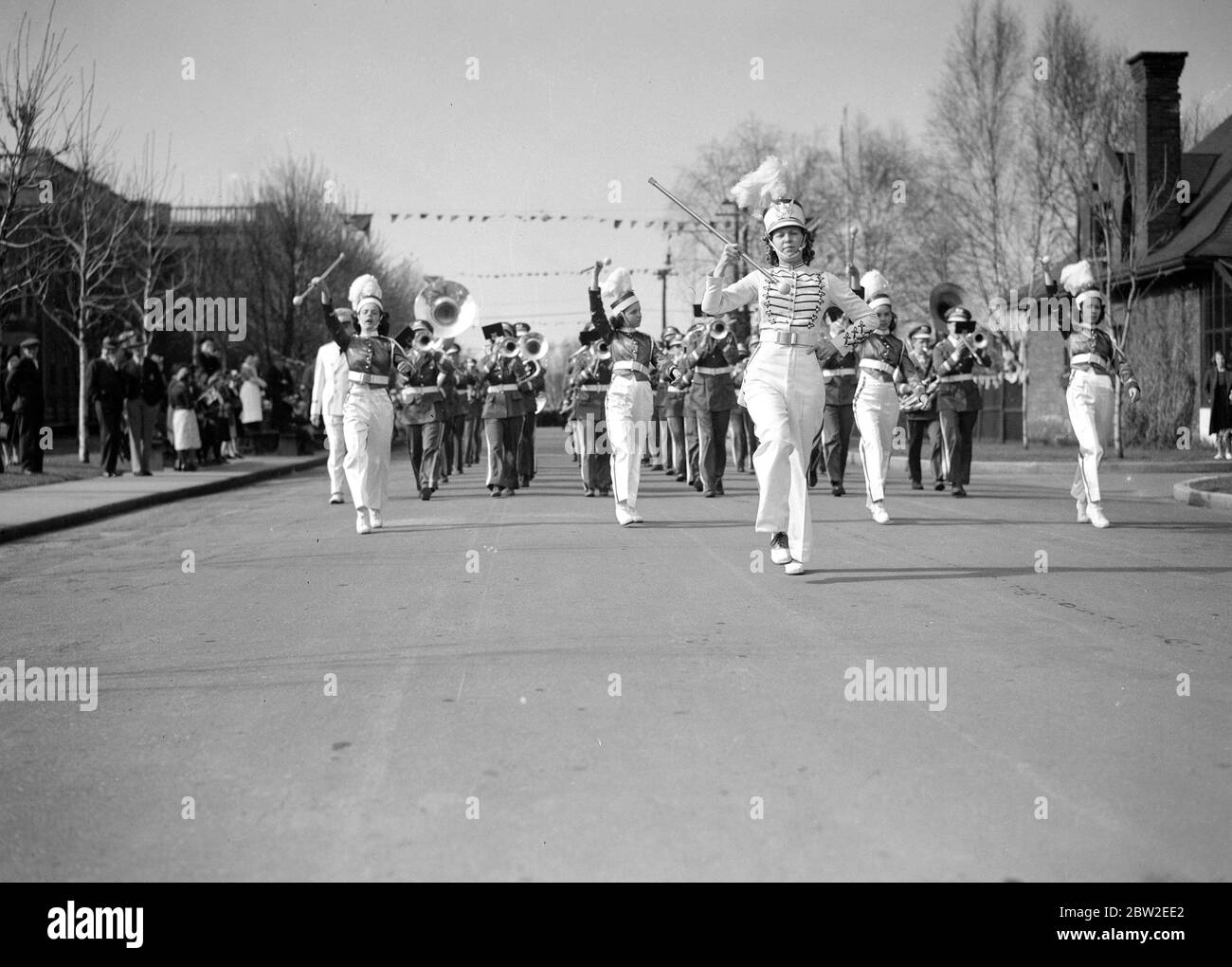 La tournée royale du Canada et des États-Unis par le roi George VI et la reine Elizabeth , 1939 Greenaway High School band de Coleraine, Minnesota, U S A voyagé à 400 miles de route à fort William, Ontario pour donner un accueil musical américain au roi et à la reine Banque D'Images