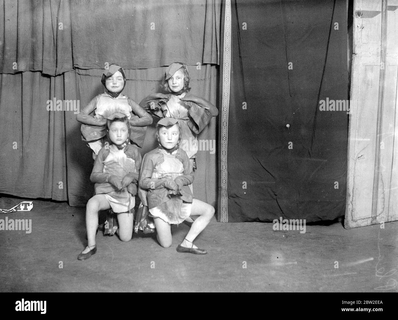 Les filles dansent en costume sur la scène. 1933 Banque D'Images
