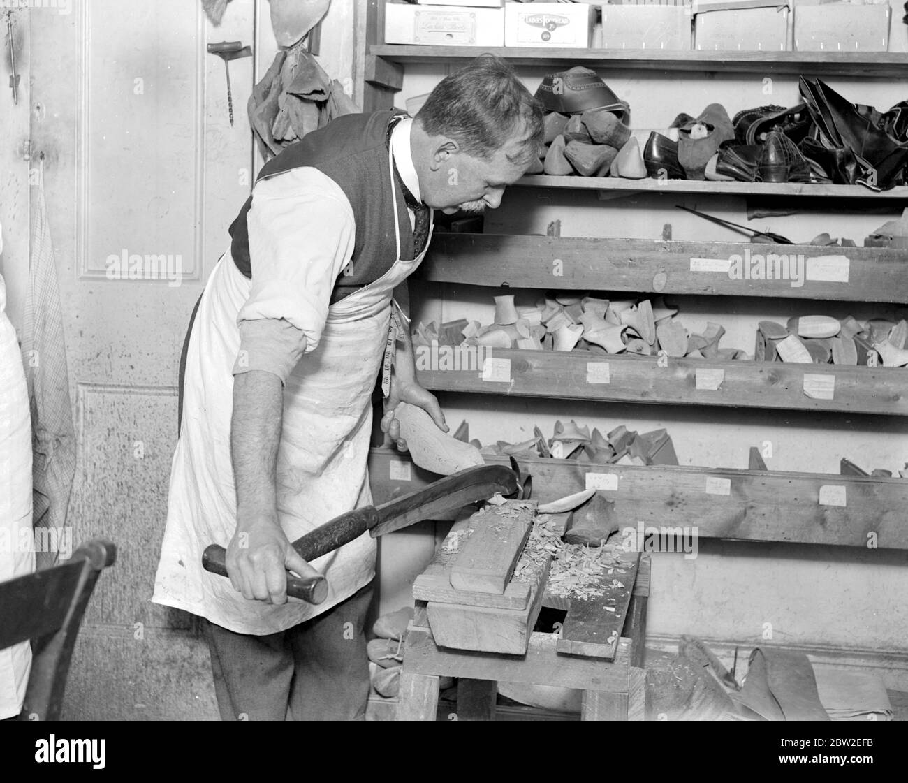 Fabrication de chaussures en bois dure ( W. H. Smith , Sloane Street ). Le trifilage et la mise en forme d'un bloc rugueux . 15 septembre 1924 Banque D'Images