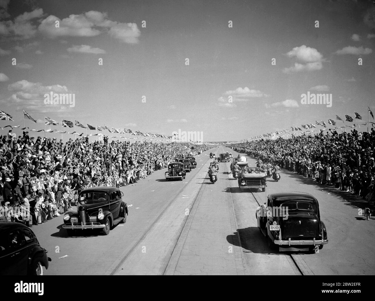 La tournée royale du Canada et des États-Unis par le roi George VI et la reine Elizabeth , 1939 . Le cortège royal en descendant le long de la rue Portage Avenue, à Edmonton. Des milliers de personnes de toutes les Prairies ont rempli la longue étendue de stands érigés pour l'événement. Banque D'Images