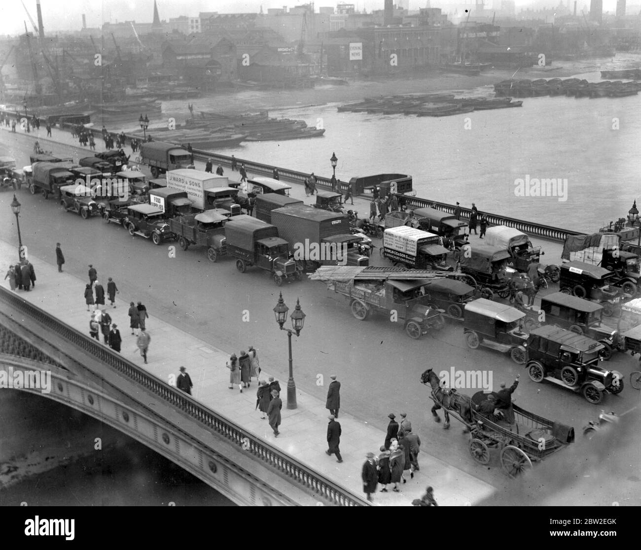 Circulation à Londres - Pont Blackfriars. 15 octobre 1936 Banque D'Images