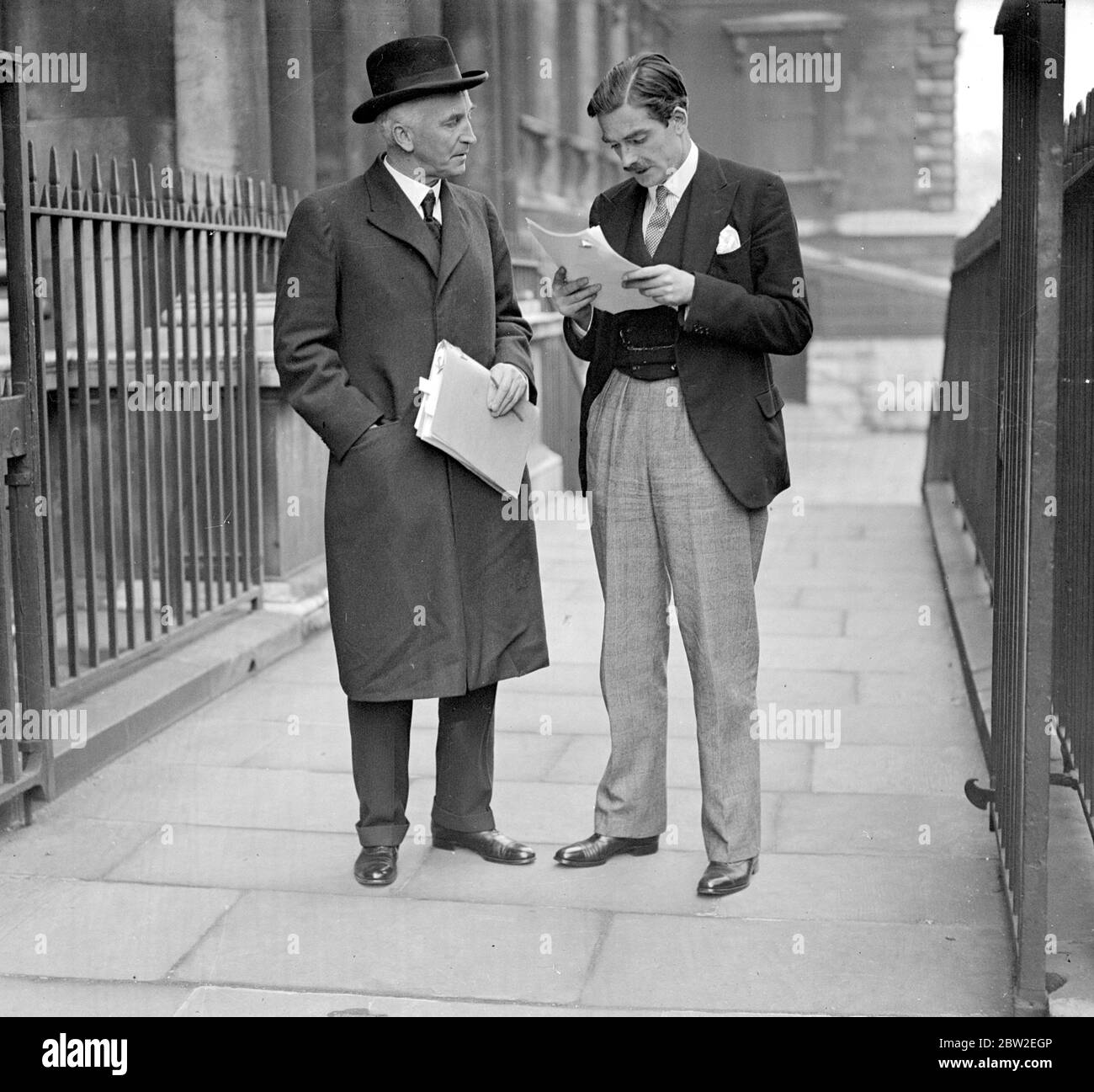 À Downing Street. Sir John Simon et M. Anthony Eden, sous-secrétaire aux affaires étrangères. 20 mars 1933 Simon, John Allsebrook, Viscount Administrateur et politicien britannique; secrétaire britannique aux affaires étrangères 1931-1935; publié le rapport Simon  1873-1951 Banque D'Images