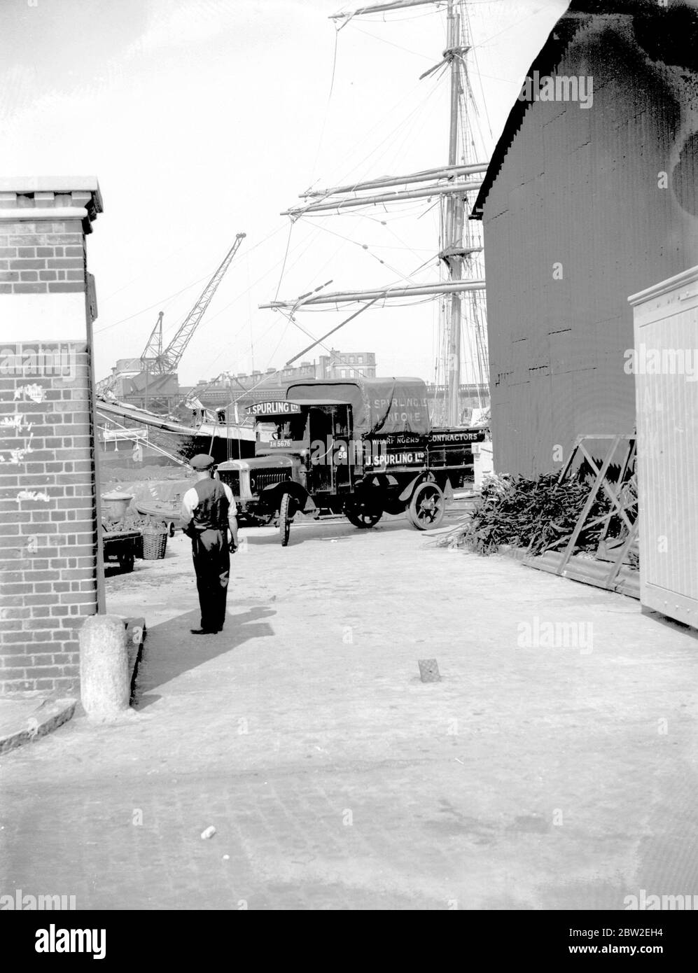 Les bateaux à voile sont toujours visibles sur les quais de Londres. 1933 Banque D'Images