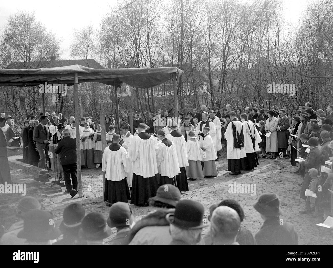 Pose de la pierre de fondation à l'église St Frances, Petts Wood, Kent. 1934 Banque D'Images