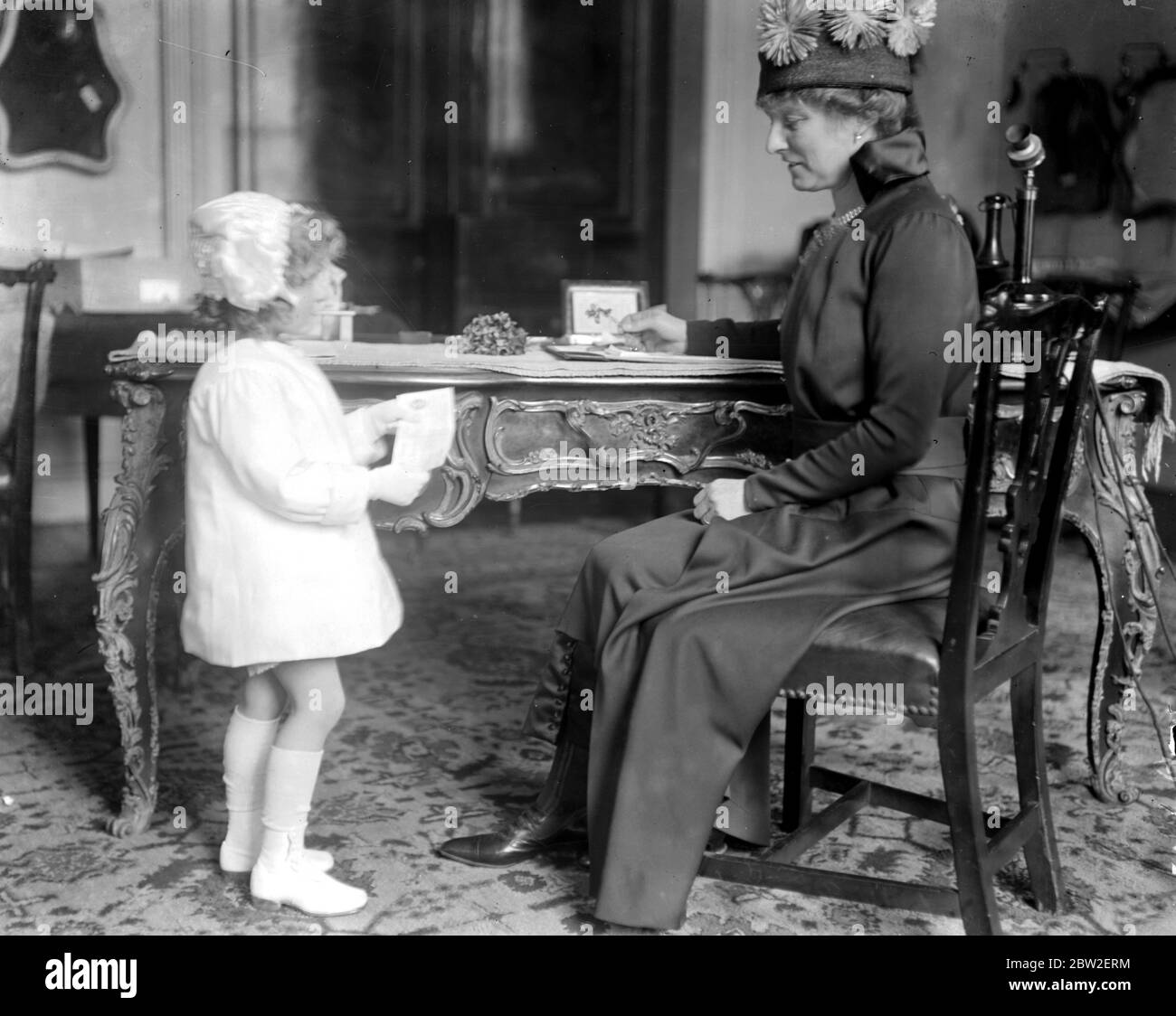 Mme C. Arthur Pearson recevant un chèque des éditeurs du livre-cadeau de la princesse Mary de Mlle Peggy Stennet. 1914 - 1918 Banque D'Images