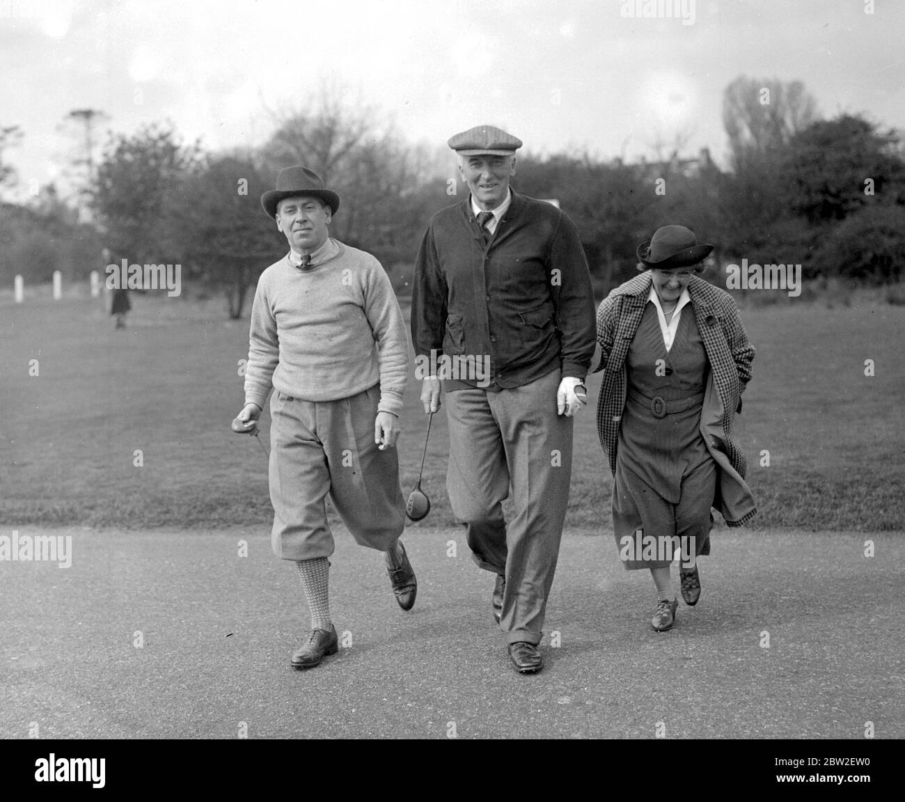 Tournoi de golf parlementaire à Walton Heath. Le capitaine Peter Macdonald, sir John Simon et Lady Simon. 1938 Simon, John Allsebrook, Viscount Administrateur et politicien britannique; secrétaire britannique aux affaires étrangères 1931-1935; publié le rapport Simon  1873-1951 Banque D'Images
