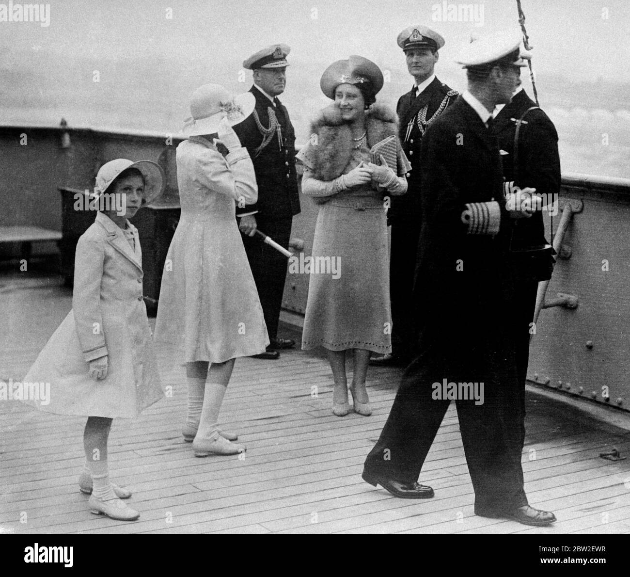 La tournée royale du Canada et des États-Unis par le roi George VI et la reine Elizabeth , 1939 au large de Yarmouth , île de Wight , les princesses ont été transférées par la Barge royale du ' Kempenfelt ' à l'impératrice de la ligne de Grande-Bretagne . La famille royale bavarde sur le pont . Banque D'Images