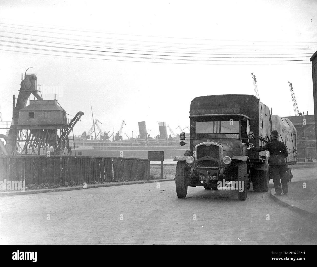 Vérification de police à l'entrée des quais. 1934 Banque D'Images