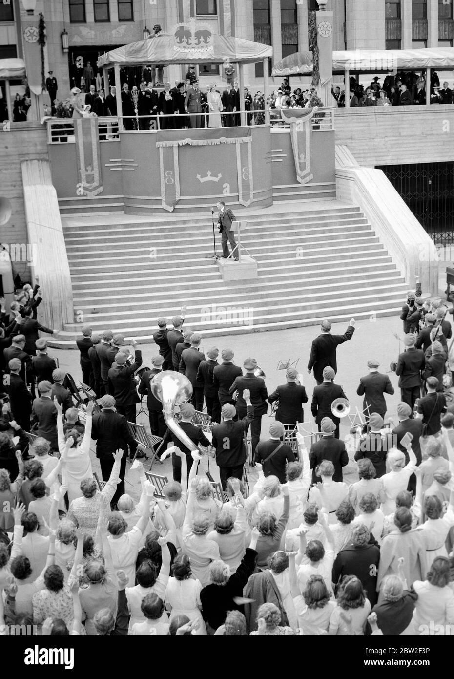 La tournée royale du Canada et des États-Unis par le roi George VI et la reine Elizabeth , 1939 le roi portant l'uniforme de la Royal Air Force , Et la Reine sur les marches de l'hôtel de ville , Vancouver , déferle devant les membres de l'immense chœur qui chanta à leurs majestueuses . Banque D'Images