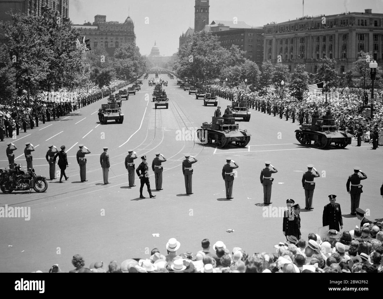 La tournée royale du Canada et des États-Unis par le roi George VI et la reine Elizabeth , 1939 le roi et la reine arrivent à Washington pour rencontrer le président Roosevelt. Les chars de l'armée américaine dans le cortège de la Maison Blanche. Banque D'Images