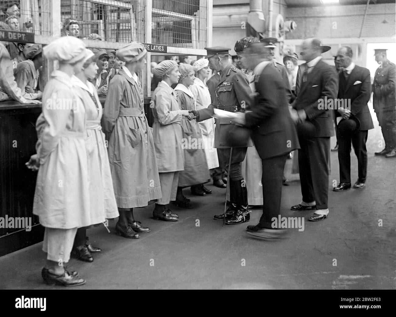 Visite royale à Bedford. À l'usine aéronautique de Messrs Allen le 27 ...
