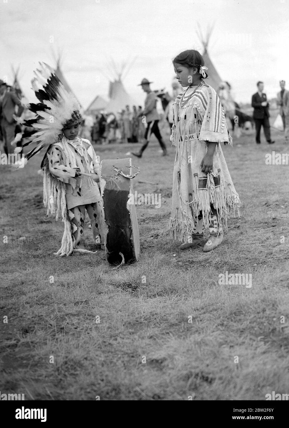 La tournée royale du Canada et des États-Unis par le roi George VI et la reine Elizabeth , 1939 enfants indiens rouges qui attendent d'accueillir le roi et la reine lorsqu'ils ont visité un campement indien rouge dans l'Ouest canadien. Banque D'Images