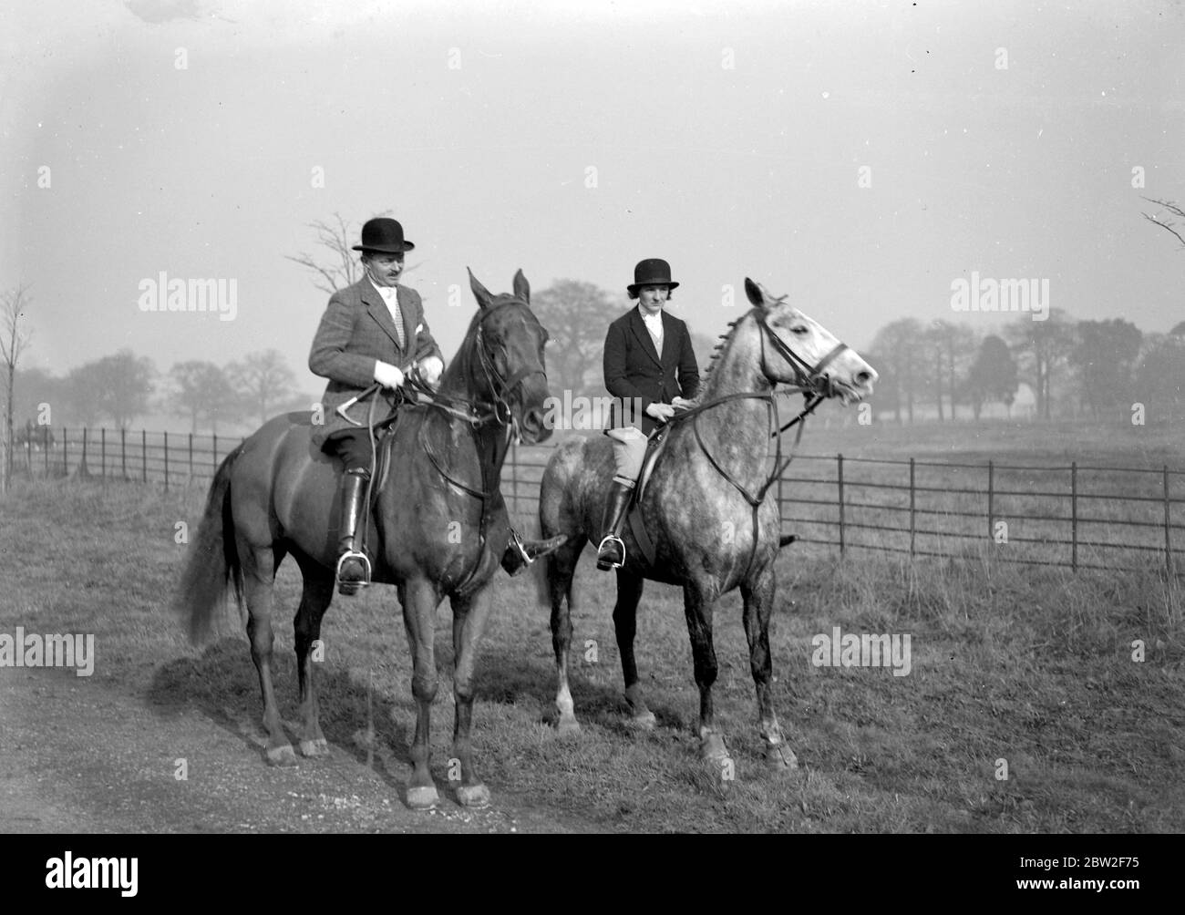 Phipps (R.A.) et compagnon à cheval. 1934 Banque D'Images