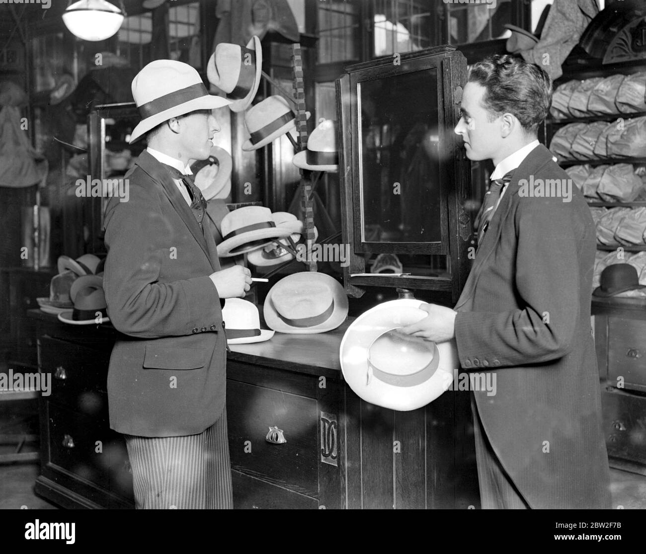 Les premiers jours de temps chaud ont amené de nombreux clients à ce Strand Hatters pour Panamas. 17 avril 1923 Banque D'Images