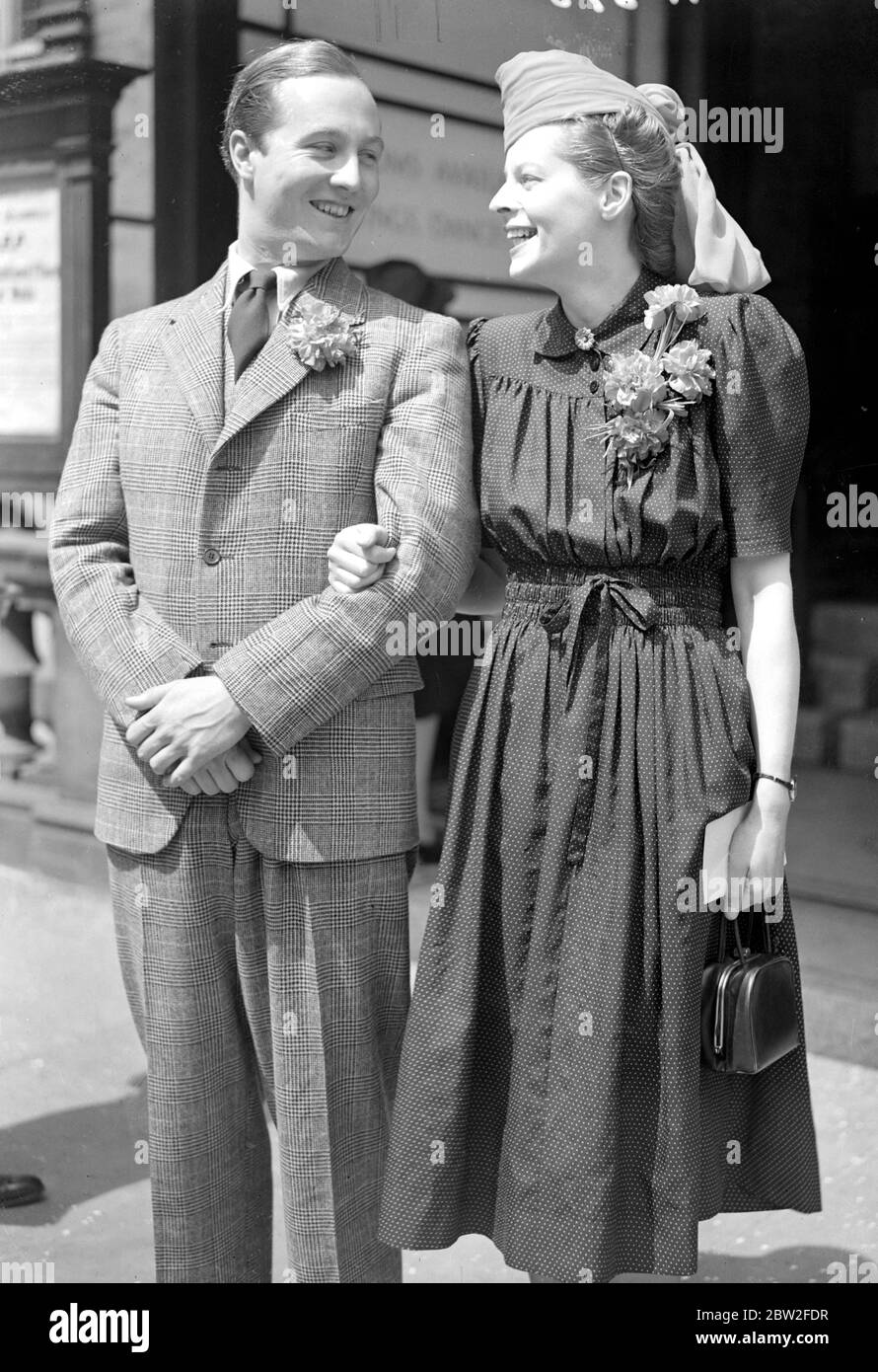 Mariage de M. A.W.J. Greenwood et Mme Goetz au bureau d'inscription de Caxton Hall. 1er juin 1940 Banque D'Images