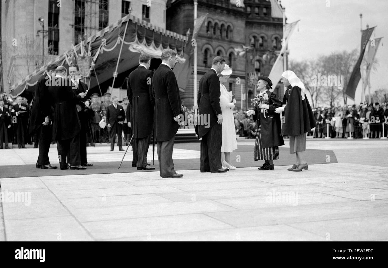 La tournée royale du Canada et des États-Unis par le roi George VI et la reine Elizabeth , 1939 . Le roi a dévoilé le Mémorial national de guerre du Canada à Ottawa et a reçu une grande ovation de la part des anciens militaires canadiens après la cérémonie. Le roi et la reine, parlant à Mme Catherine Lewis, ont quatre-vingt-cinq ans, qui ont perdu cinq fils pendant la guerre et qui ont représenté les mères de guerre du Canada à la cérémonie. Banque D'Images