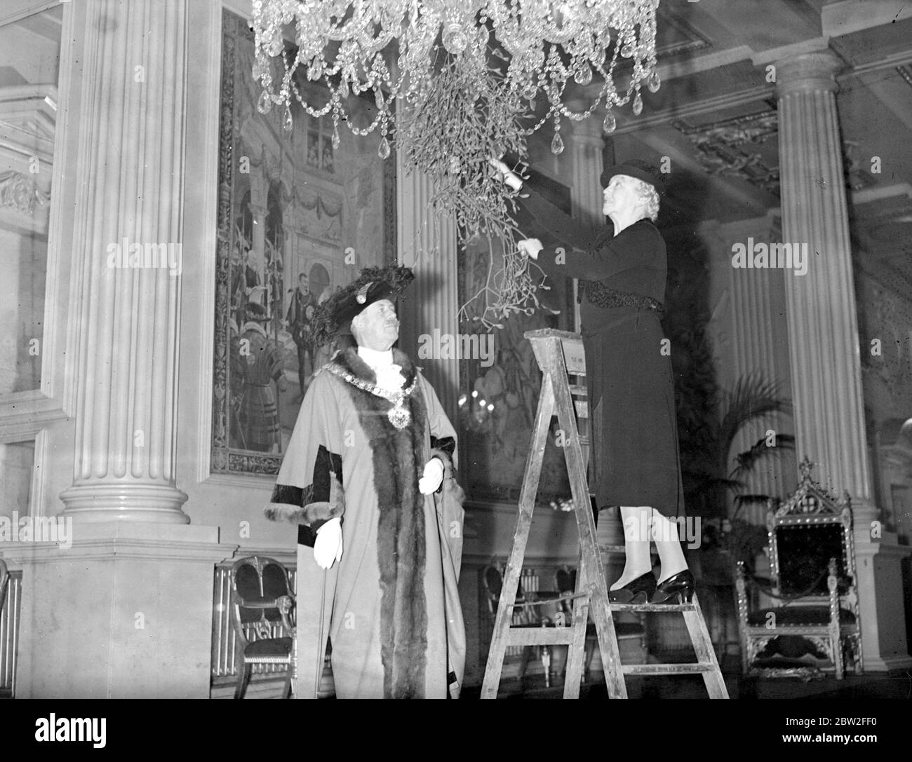 Noël à la maison Manison. Le maire Lord (Sir Frank Bowater) et la madéesse Lady Mayoress participent aux décorations. 21 décembre 1938 Banque D'Images