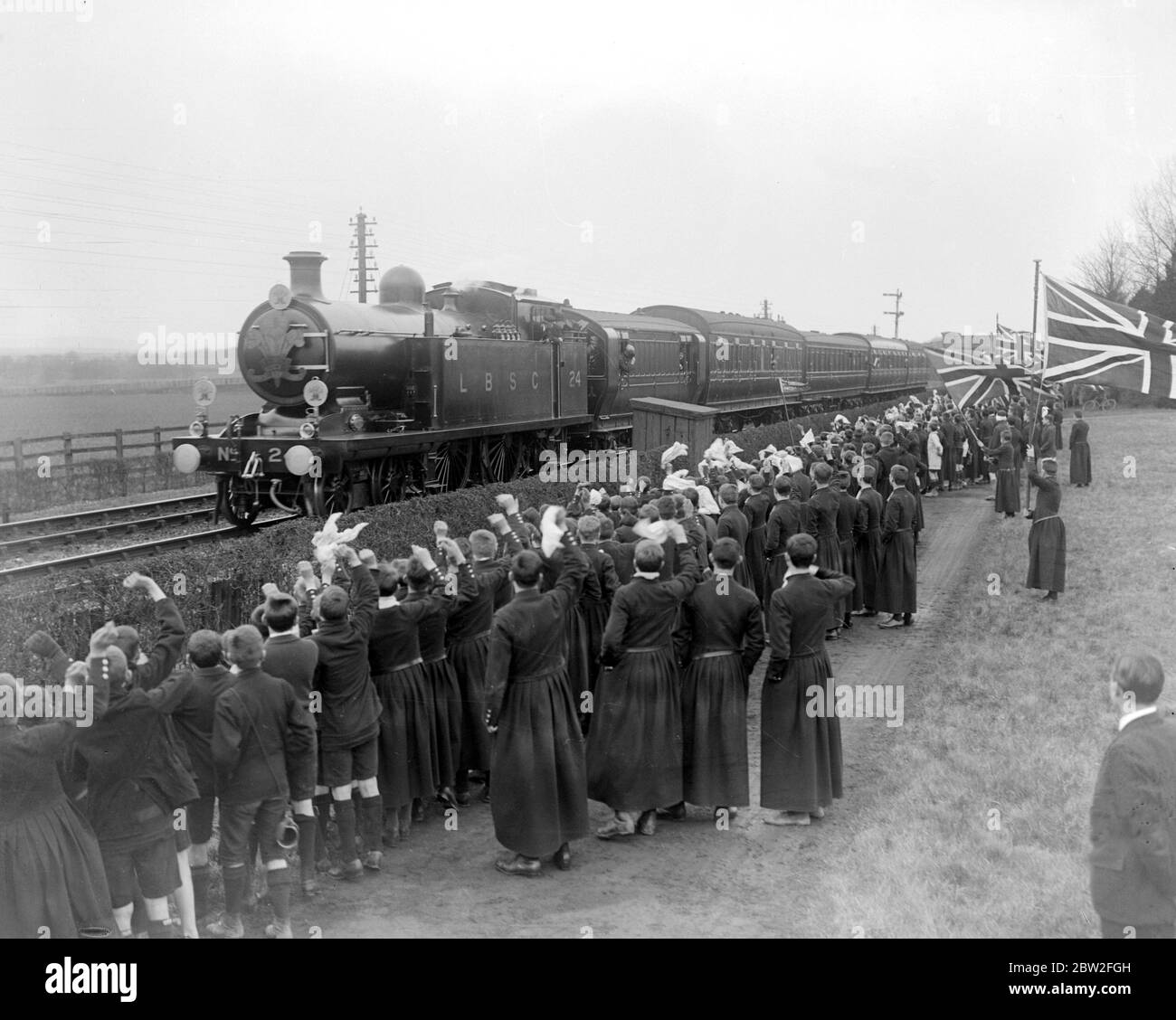 Le prince de Galles part pour l'Australie. Les garçons Bluecoat applaudissent le train du Prince à Horsham. 17 mars 1920 Banque D'Images