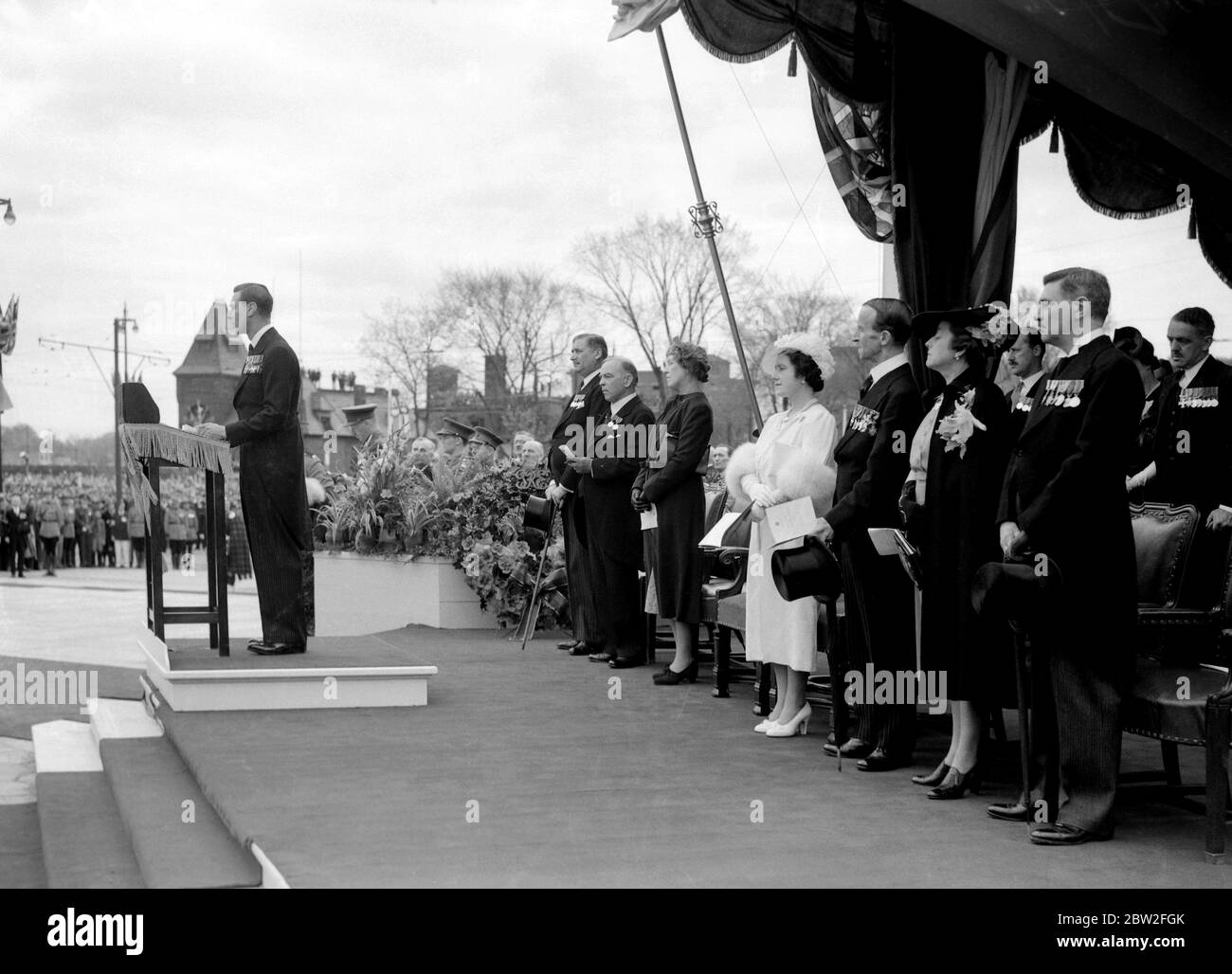 La tournée royale du Canada et des États-Unis par le roi George VI et la reine Elizabeth , 1939 . Le roi a dévoilé le Mémorial national de guerre du Canada à Ottawa et a reçu une grande ovation de la part des anciens militaires canadiens après la cérémonie. Le Roi, qui s'exprime à la cérémonie et sur la plate-forme avec lui, est la Reine , le Gouverneur général Lord Tweedsmuir et M. Mackenzie King , le Premier ministre du Canada . Banque D'Images