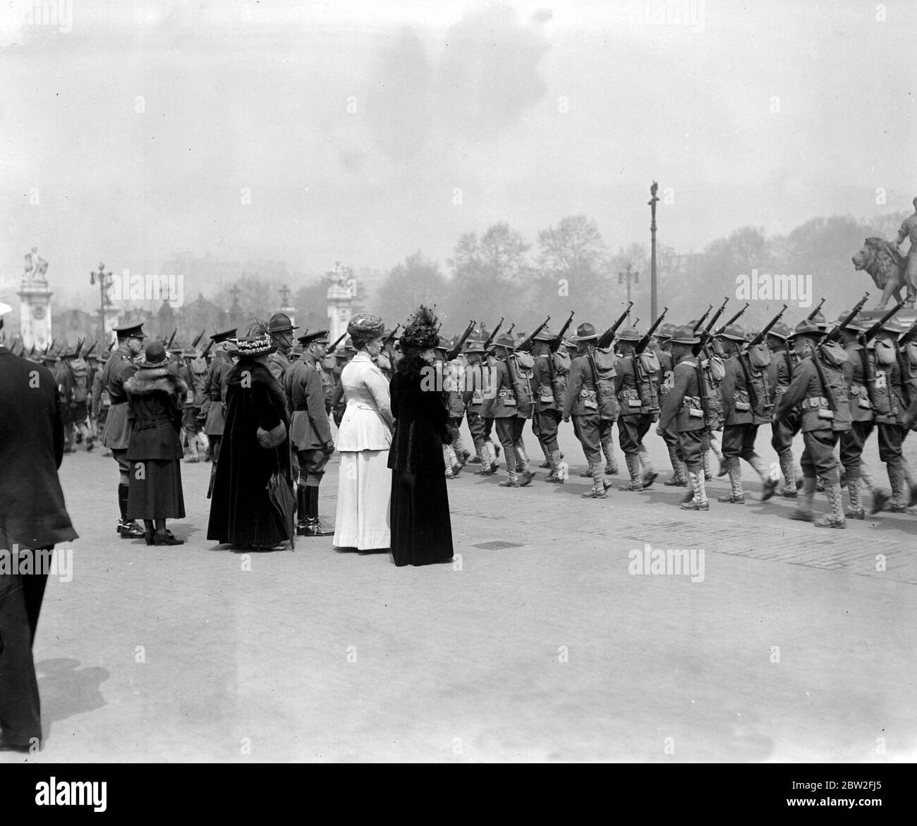 Troupes américaines à Londres. Les troupes américaines défilant devant le roi George V , la reine Mary , la reine Alexandra et la princesse Arthur de Connaught devant le palais de Buckingham . 11 mai 1918 Banque D'Images