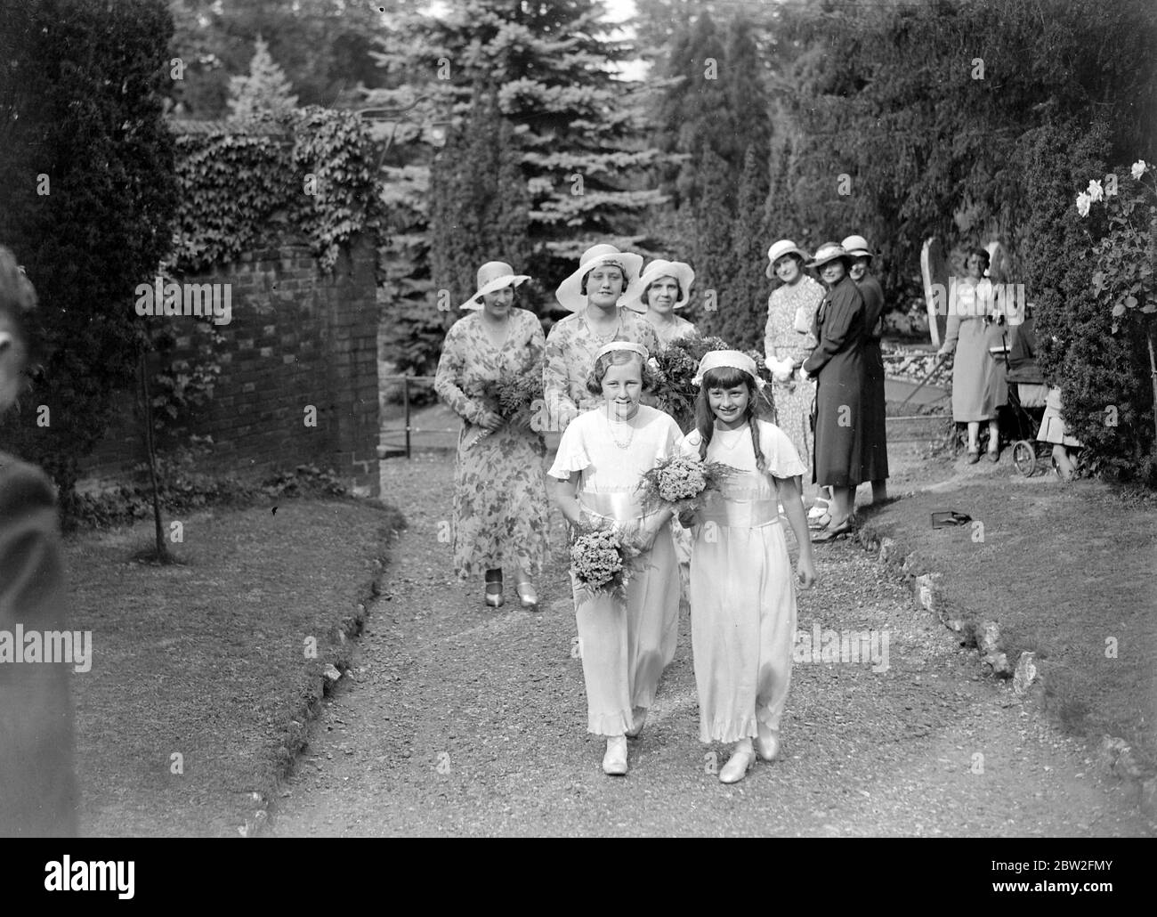 Épouses des femmes de chambre lors du mariage de M. L. Jordon et de Mlle K. Bridges à la paroisse d'Orpington, dans le Kent. 1934 Banque D'Images