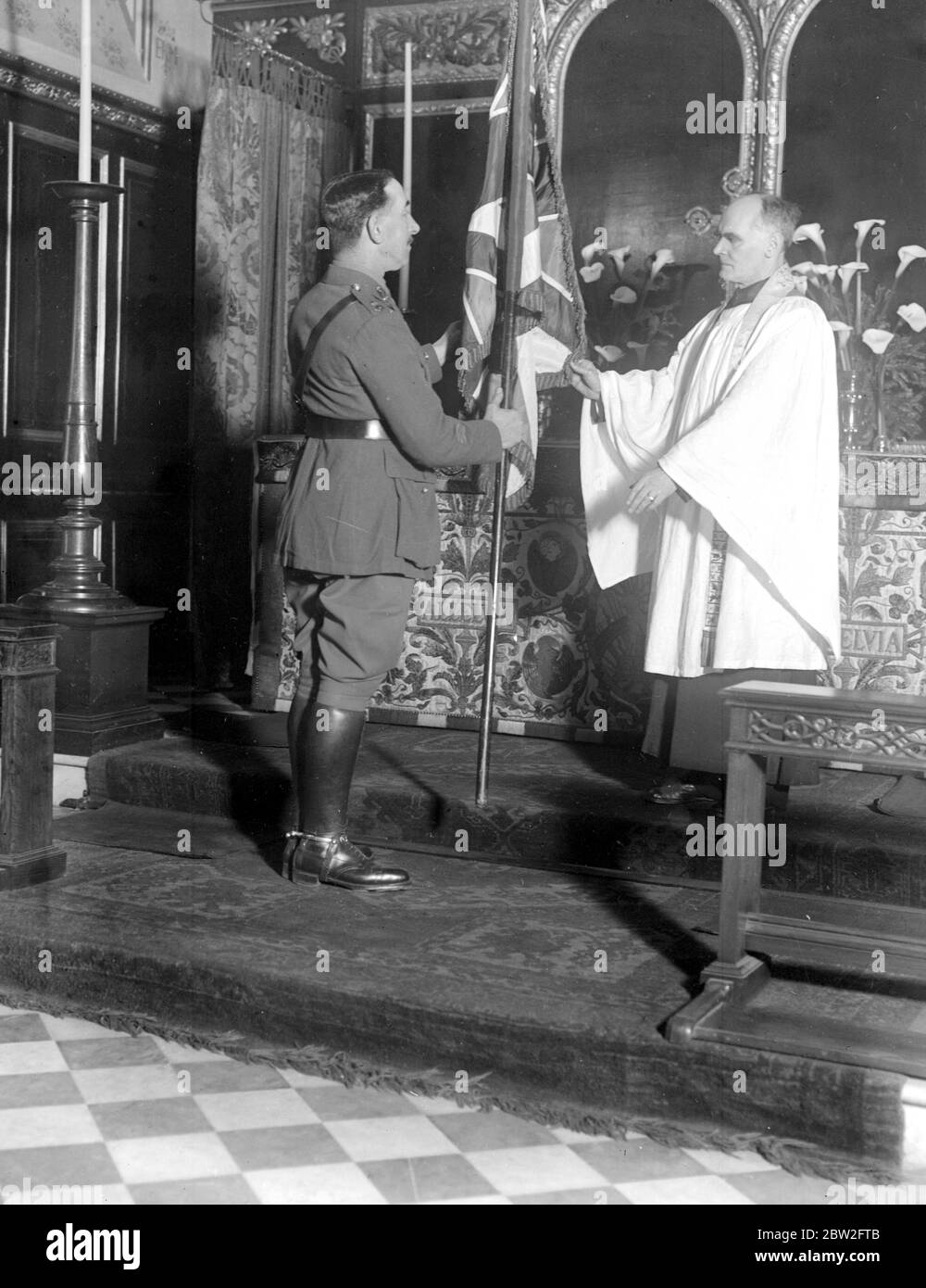 Couleurs du 26e Battlin, la Fusilie royale, déposée à l'église de St Edmond, King et Martyr, rue Bombard. Le Rév. Ronald Bayne et le Lt Col Hickie. 8 avril 1920 Banque D'Images